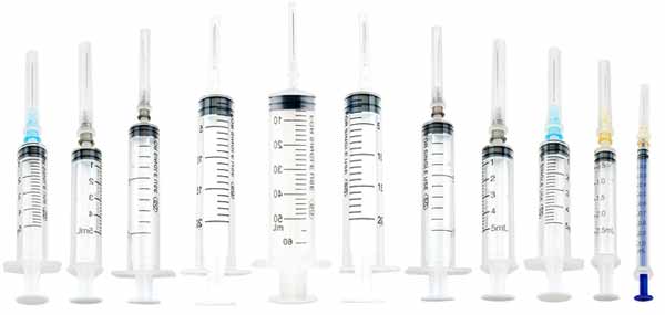Plastic disposable syringe