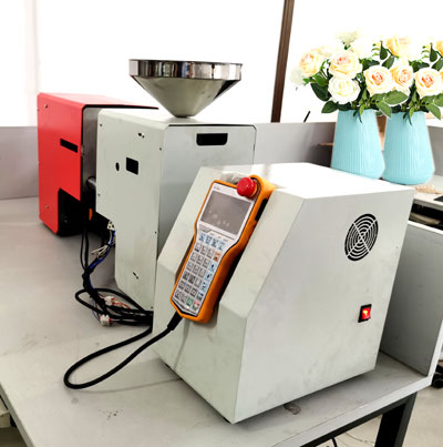 Desktop injection molding machine